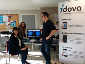 Mise en situation pour les salariés du groupe La Poste avec le simulateur de surdité développé par Idova.